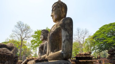 Dünya mirası Kamphaeng Phet tarihi parkında çimentodan yapılmış Buda heykeli, Tayland