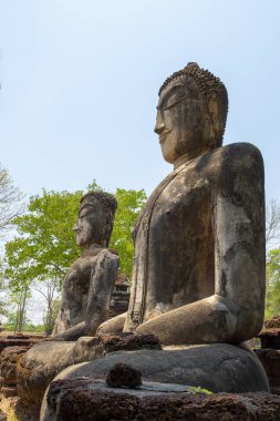 Dünya mirası Kamphaeng Phet tarihi parkında çimentodan yapılmış Buda heykeli, Tayland