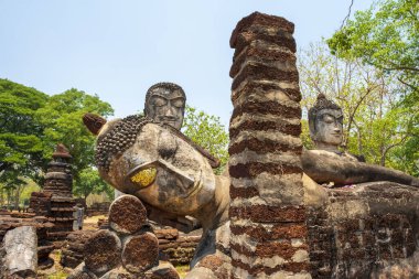 Dünya mirası Kamphaeng Phet tarihi parkında çimentodan yapılmış Buda heykeli, Tayland