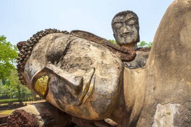 Dünya mirası Kamphaeng Phet tarihi parkında çimentodan yapılmış Buda heykeli, Tayland