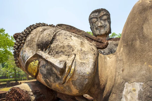 Dünya mirası Kamphaeng Phet tarihi parkında çimentodan yapılmış Buda heykeli, Tayland