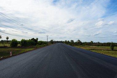 Mavi gökyüzü ve beyaz gökyüzünün atmosferinde inşa edilen yol.