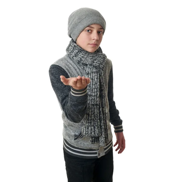 Niedlicher Teenager Junge in grauem Pullover über weißem isoliertem Hintergrund — Stockfoto