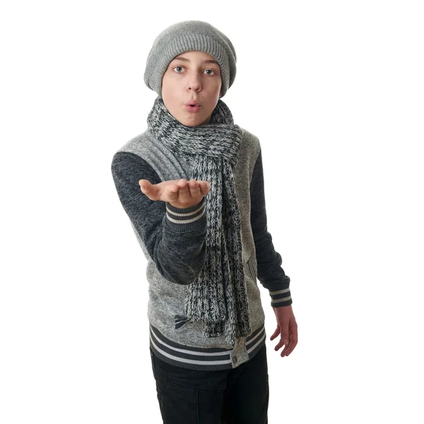 Niedlicher Teenager Junge in grauem Pullover über weißem isoliertem Hintergrund — Stockfoto