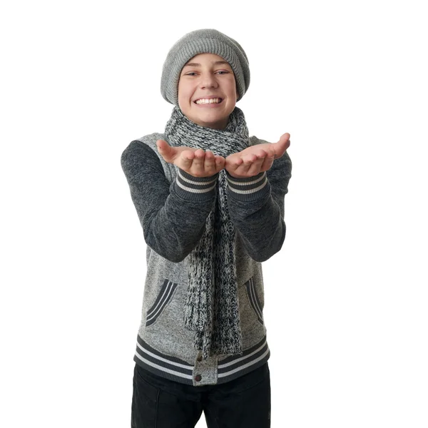 Adolescent mignon garçon en pull gris sur fond blanc isolé — Photo