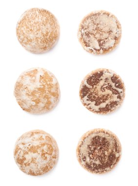 Beyaz arka plan üzerinde izole küçük kek gingerbread kümesi