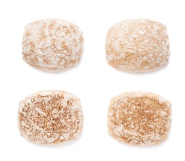 Beyaz arka plan üzerinde izole küçük zencefilli kek kümesi