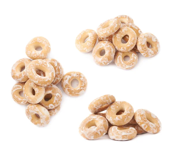 Beyaz arka plan üzerinde izole delik ile küçük kek yığını