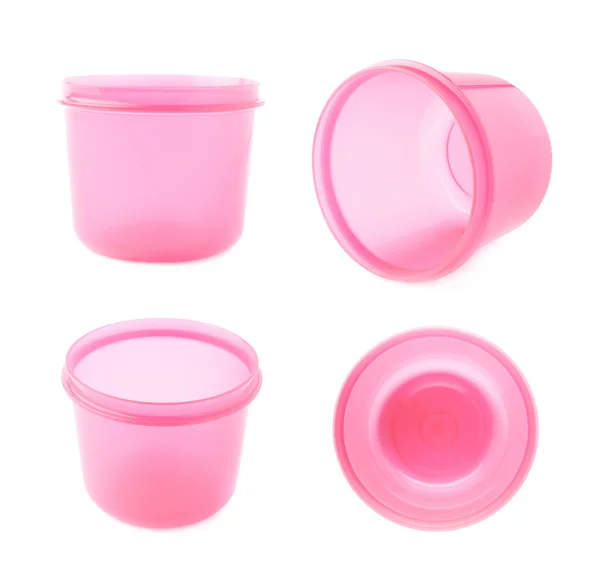 在白色的背景分离的粉红色塑料烧杯杯 — 图库照片
