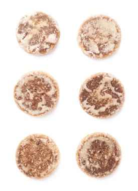 Beyaz arka plan üzerinde izole küçük kek gingerbread kümesi