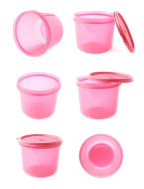 Beyaz arka plan üzerinde izole pembe plastik kabı Kupası