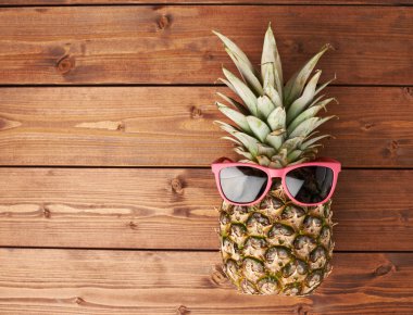 Ahşap yüzey masa üzerinde ham tüm ananas