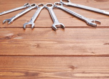 Wrenchs krom metal işlerinde anahtar araç ahşap yüzey üzerinde