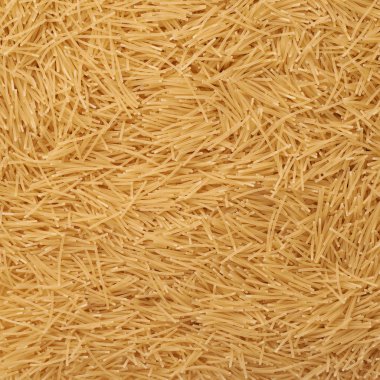 Arka plan olarak sarı erişte makarna yığını