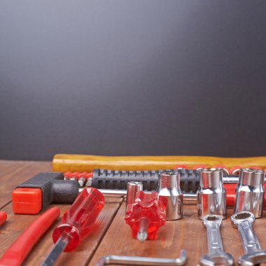 Ahşap yüzeyde farklı çalışma araçları kümesi