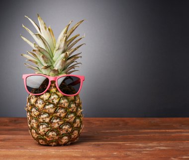 Ahşap yüzey masa üzerinde ham tüm ananas