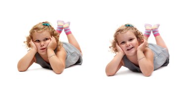 İzole beyaz arka plan üzerinde yatan genç kız