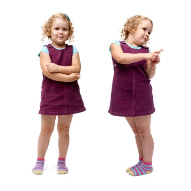 İzole beyaz arka plan üzerinde duran genç kız