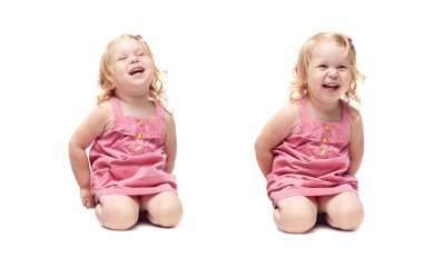 İzole beyaz arka plan üzerinde oturan genç kız