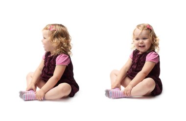 İzole beyaz arka plan üzerinde oturan genç kız