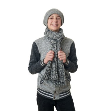 Sevimli genç çocuk beyaz izole arka plan üzerinde gri süveterli