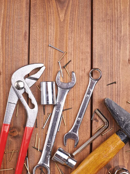 Satz verschiedener Arbeitswerkzeuge auf Holzoberfläche — Stockfoto