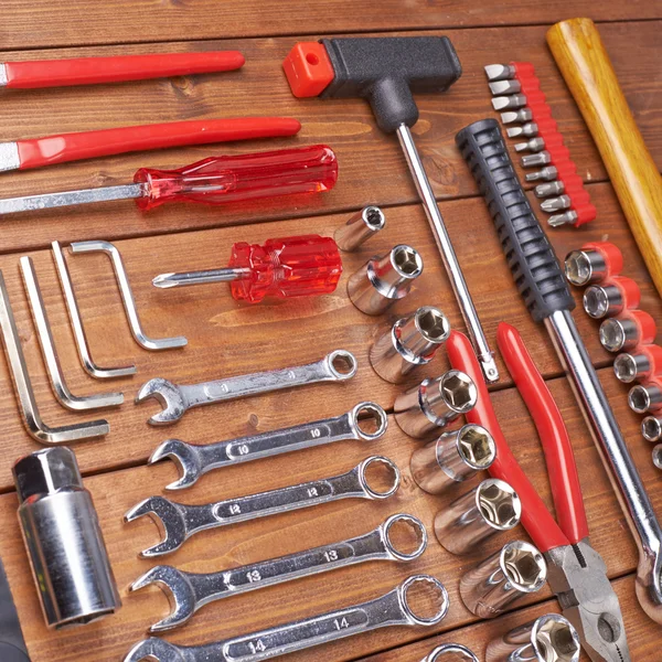 Conjunto de diferentes herramientas de trabajo en superficie de madera — Foto de Stock