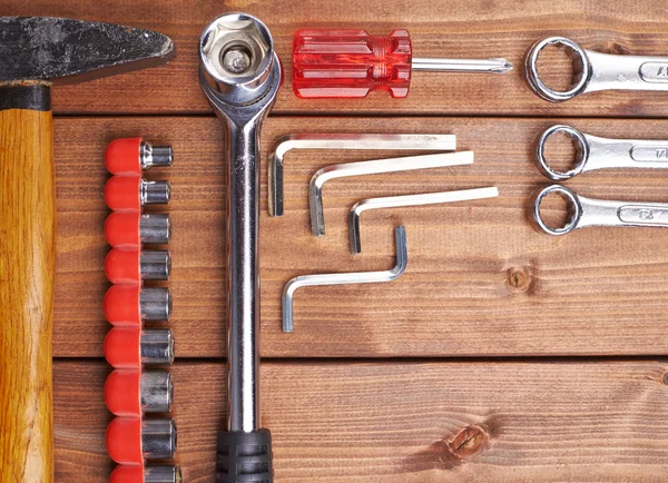 Conjunto de diferentes ferramentas de trabalho na superfície de madeira — Fotografia de Stock