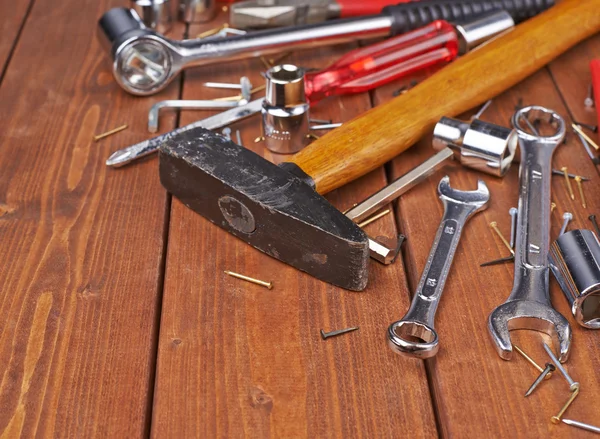 Conjunto de diferentes ferramentas de trabalho na superfície de madeira — Fotografia de Stock