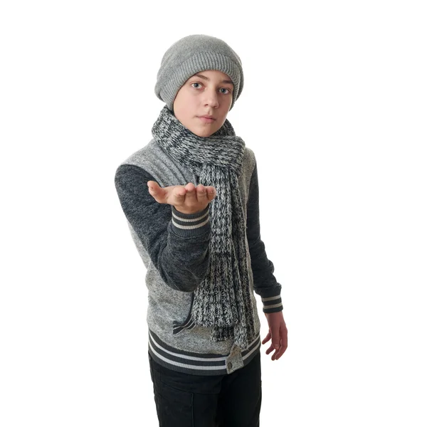 Lindo adolescente chico en gris suéter sobre blanco aislado fondo — Foto de Stock