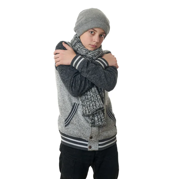 Niedlicher Teenager Junge in grauem Pullover über weißem isoliertem Hintergrund — Stockfoto