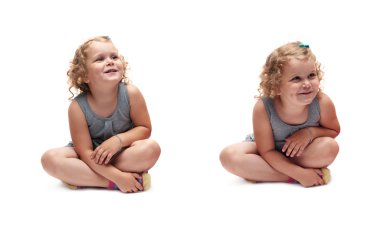 İzole beyaz arka plan üzerinde oturan genç kız