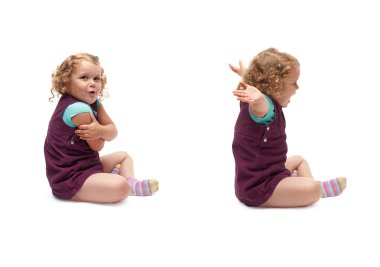 İzole beyaz arka plan üzerinde oturan genç kız