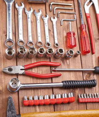 Ahşap yüzeyde farklı çalışma araçları kümesi