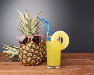 Ahşap yüzey masa üzerinde ham tüm ananas