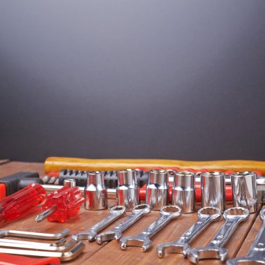 Ahşap yüzeyde farklı çalışma araçları kümesi