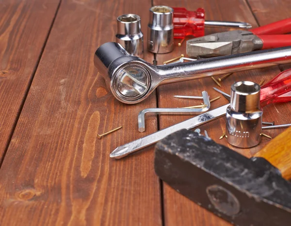 Conjunto de diferentes herramientas de trabajo en superficie de madera — Foto de Stock