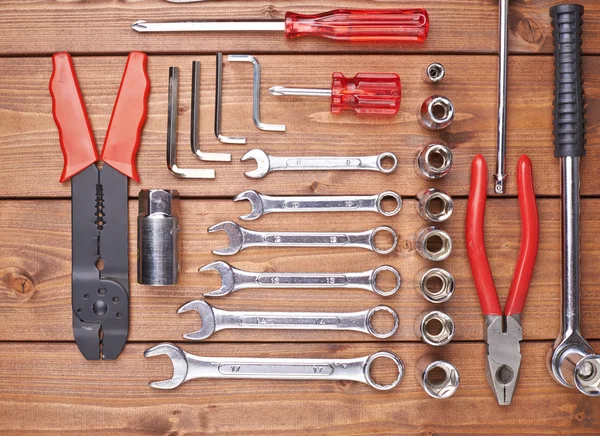 Conjunto de diferentes herramientas de trabajo en superficie de madera — Foto de Stock