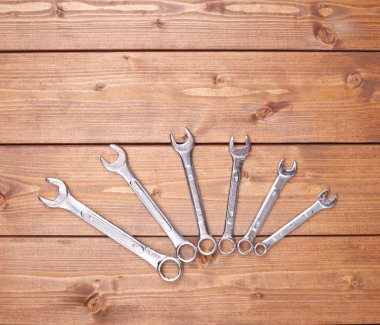 Wrenchs krom metal işlerinde anahtar araç ahşap yüzey üzerinde