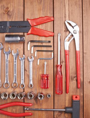 Ahşap yüzeyde farklı çalışma araçları kümesi
