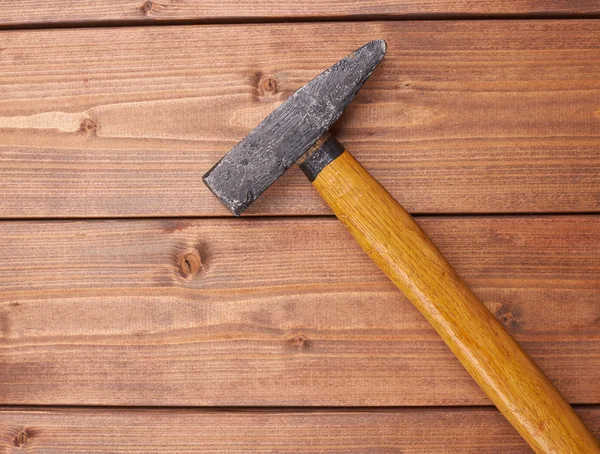 Grote metalen hamer met houten handvat op oppervlak — Stockfoto