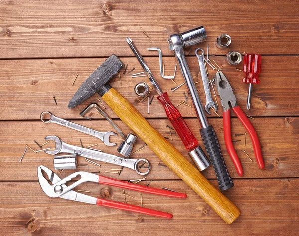 Satz verschiedener Arbeitswerkzeuge auf Holzoberfläche — Stockfoto