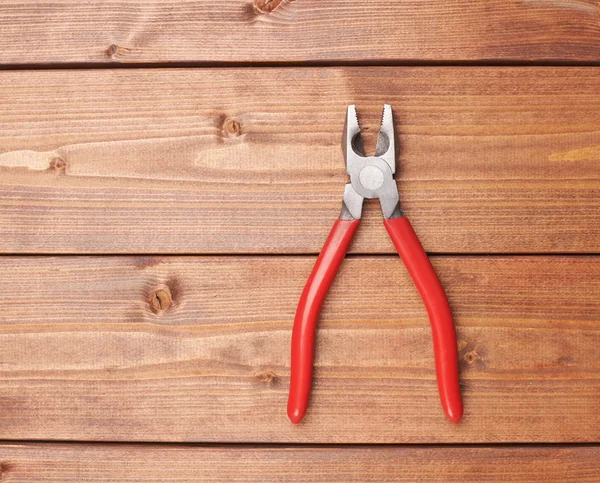 Linemans combinação alicate ferramenta manual na superfície de madeira — Fotografia de Stock