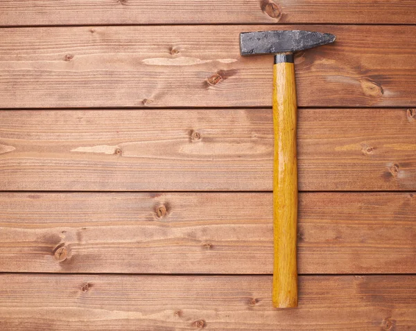 Martillo metálico grande con mango de madera en la superficie — Foto de Stock