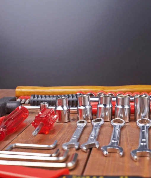 Ahşap yüzeyde farklı çalışma araçları kümesi