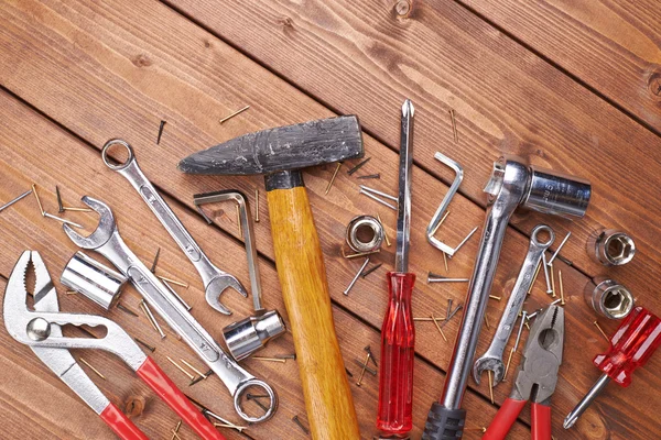 Satz verschiedener Arbeitswerkzeuge auf Holzoberfläche — Stockfoto