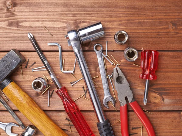 Satz verschiedener Arbeitswerkzeuge auf Holzoberfläche — Stockfoto