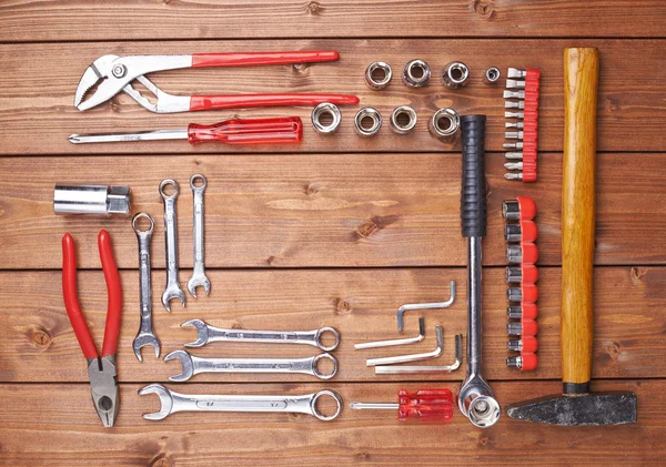 Ahşap yüzeyde farklı çalışma araçları kümesi