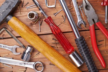 Ahşap yüzeyde farklı çalışma araçları kümesi
