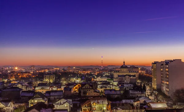 Vista Noturna Cidade Com Nuvens Roxas — Fotografia de Stock